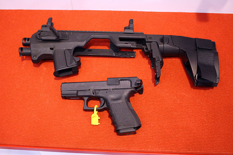 Ngạc nhiên phụ kiện biến súng ngắn thành tiểu liên cực kỳ lợi hại